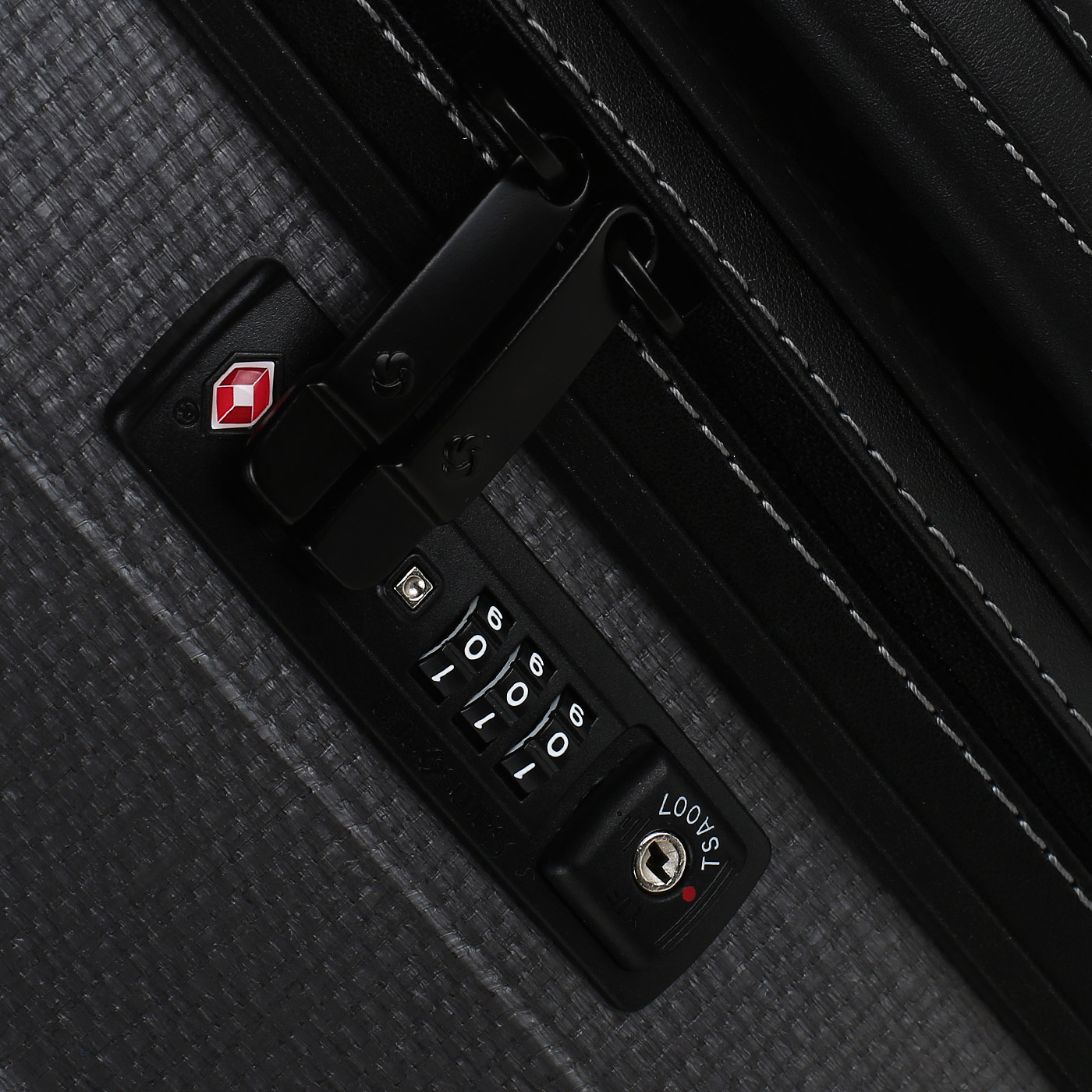 Чемодан средний M из материала Curv с кодовым замком Samsonite Lite-Cube Dlx