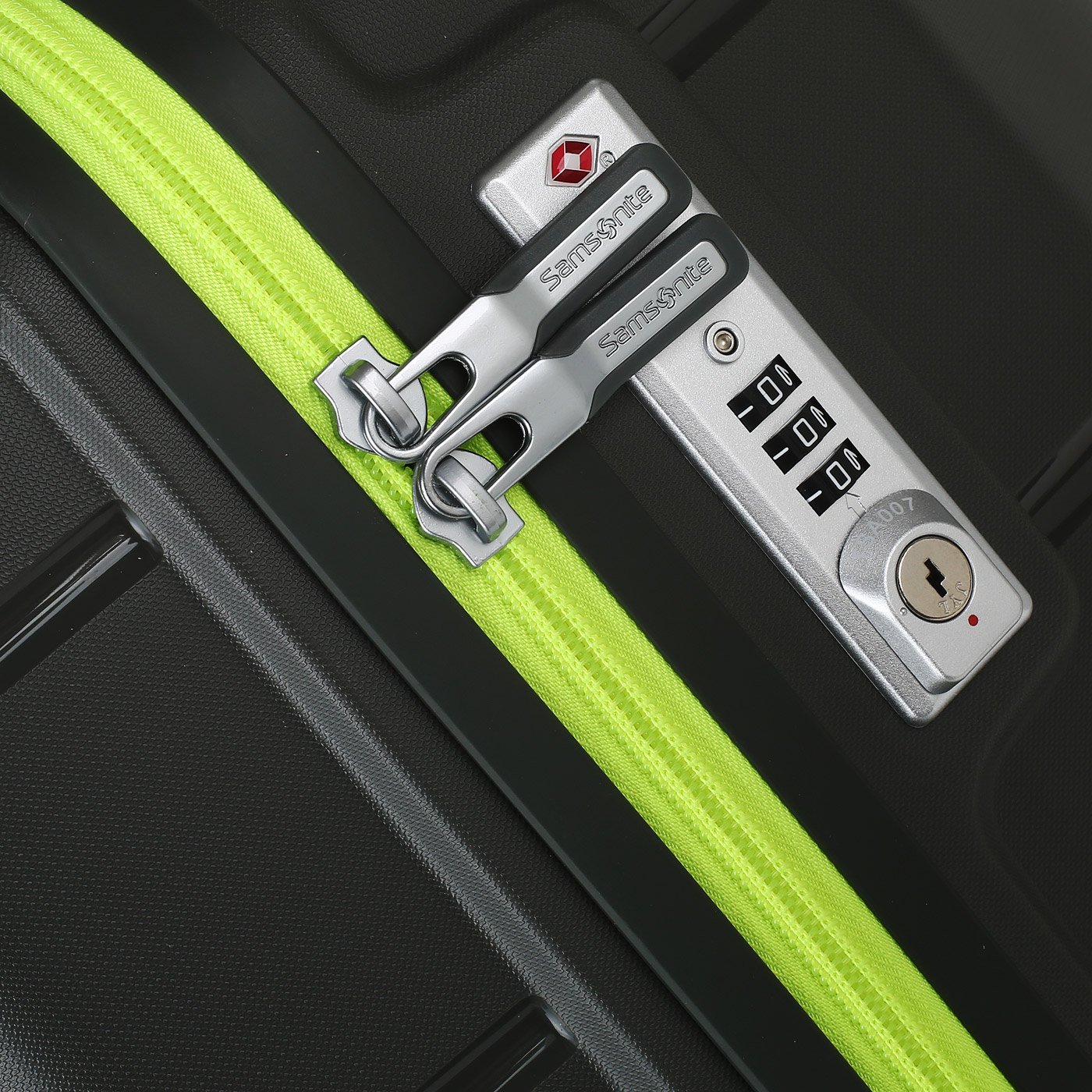 Чемодан очень большой XL из полипропилена с кодовым замком Samsonite Flux