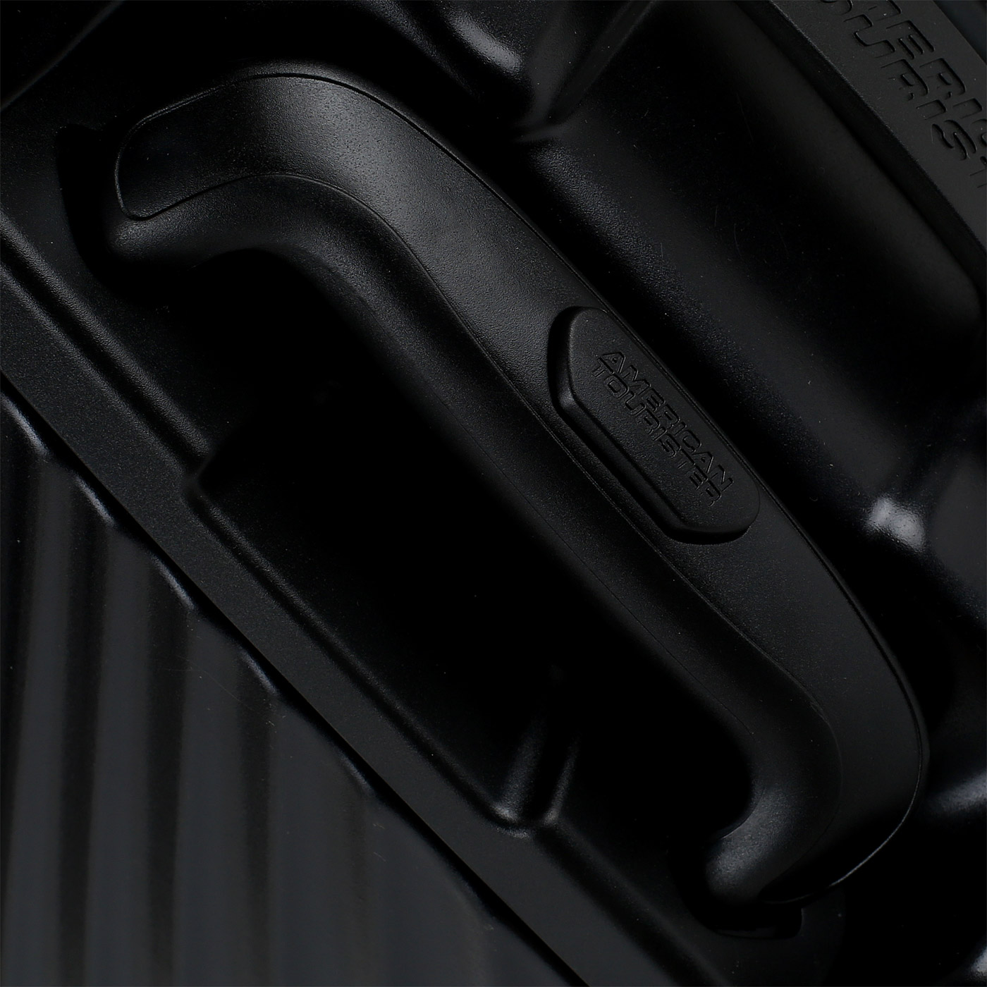 Чемодан средний M из ABS-пластика с кодовым замком American Tourister Jetglam