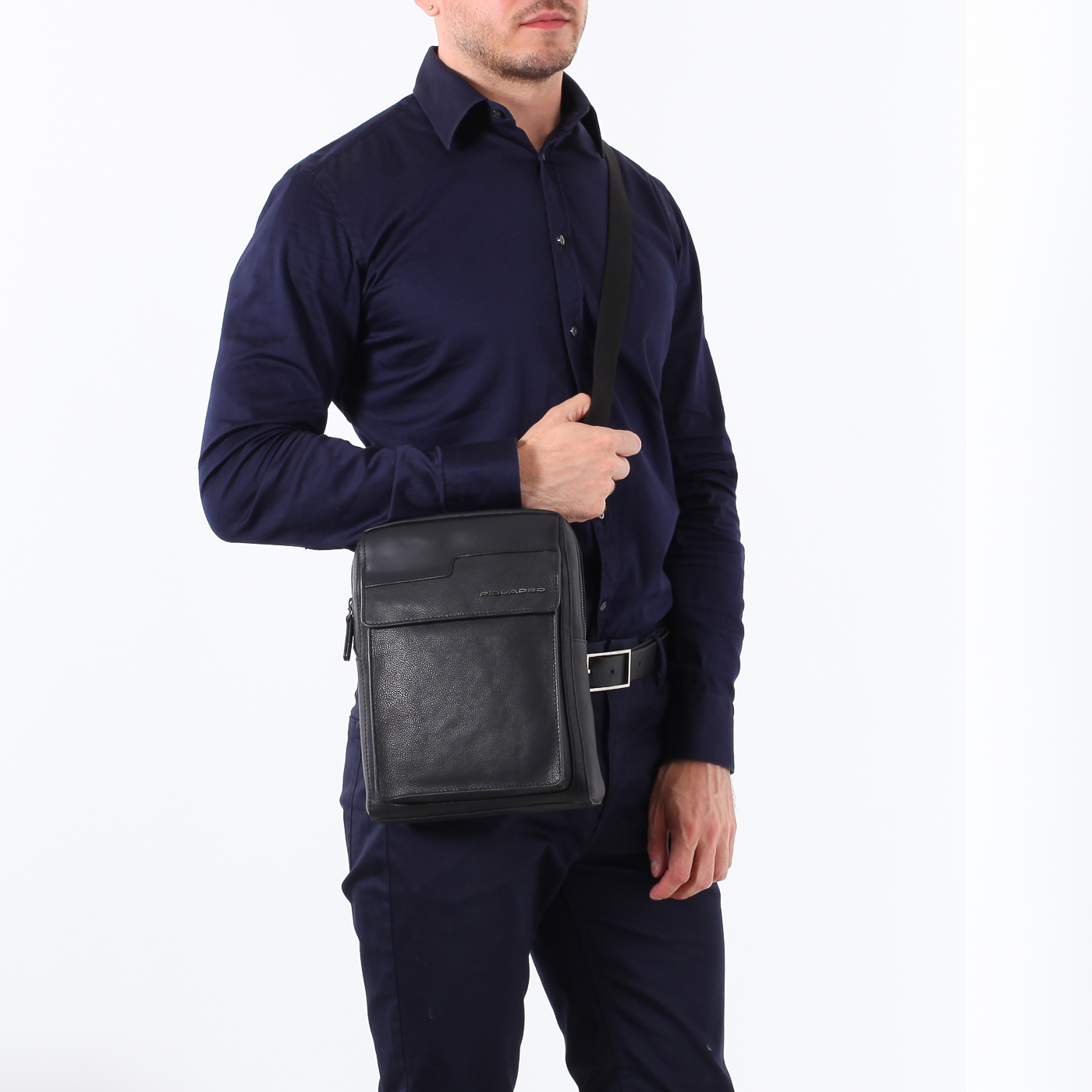 Сумка-планшет из черной кожи Piquadro Vostok